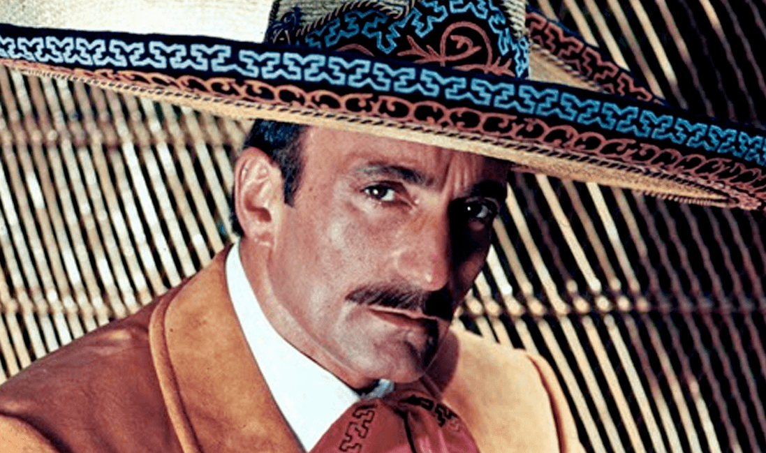 También es cantante de música vernácula y se ha presentado en palenques y ferias.