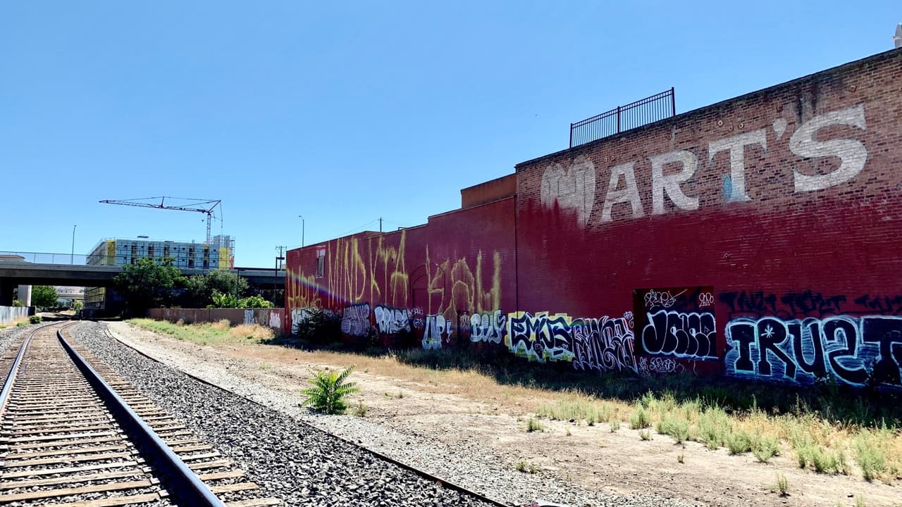 La familia Hart era dueña de una popular tienda departamental en el cruce de las calles Santa Clara y Market, en el centro de San José. Por generaciones, este negocio consolidó su estatus social en la comunidad. La muerte de Brooke no afectó el éxito de sus ventas y el negocio siguió operando hasta los años 50's, cuando los Hart ofrecieron el espacio a la ciudad de San José. En la actualidad, lo único que queda del lugar es este anuncio en un edificio frente a las vías del ferrocarril Caltrain, muy cerca de la calle Coleman.
