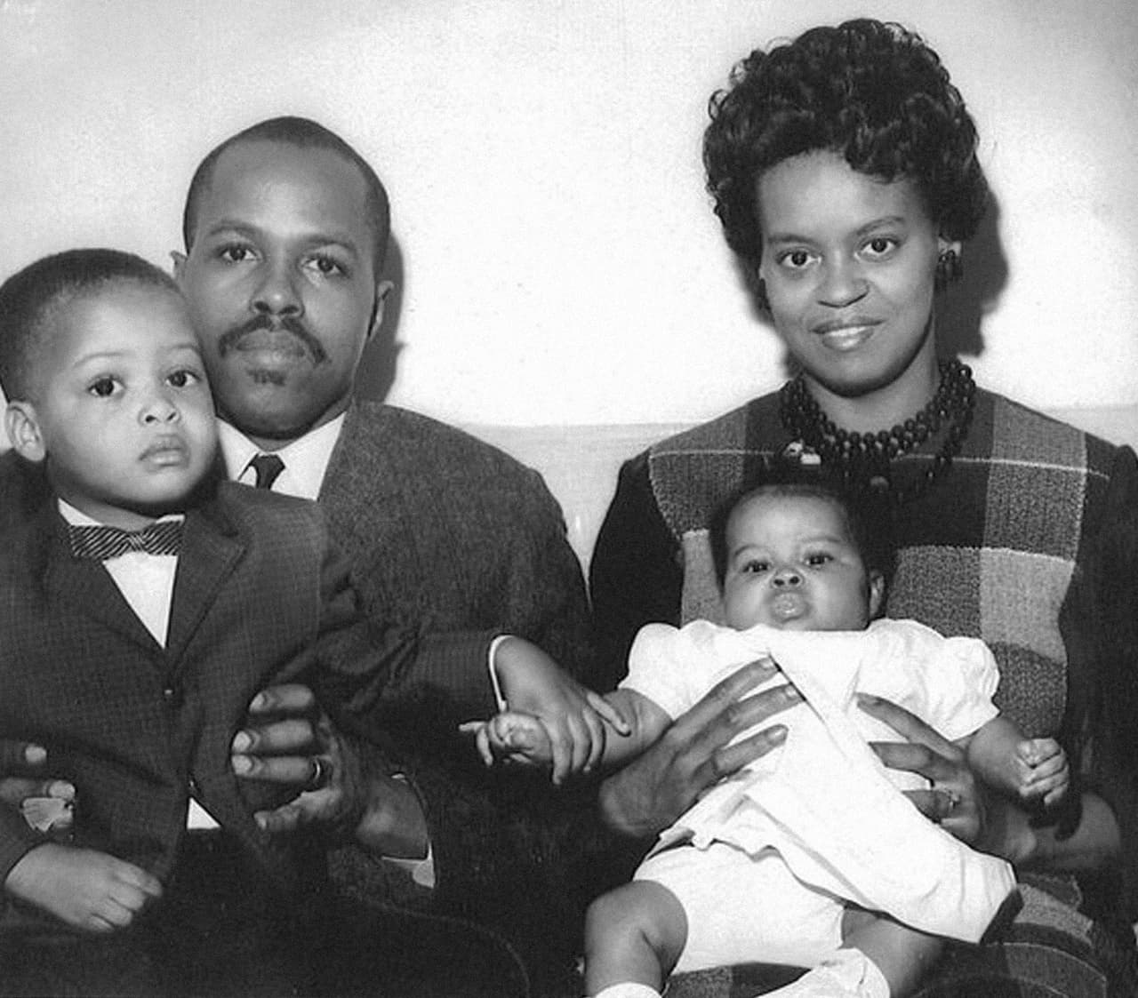 Lejos de las estirpes políticas que suelen provenir de finas cunas, Michelle Obama creció en una familia de clase media en donde su padre, Fraser Robinson, quien trabajó con el Partido Demócrata y su madre Marian, que se dedicó a la crianza de los hijos, le inculcaron un amor comprometido por el estudio y la lectura. 
<br>
<i>Michelle Obama/Pinterest</i>