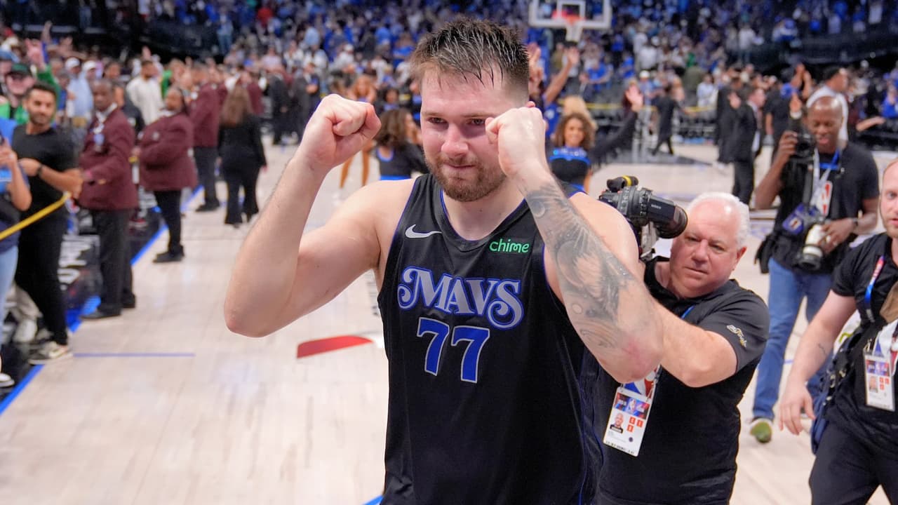Luka Doncic, de los Dallas Mavericks, celebra la victoria de su equipo en el sexto partido de la segunda ronda de los playoffs de baloncesto de la NBA contra los Oklahoma City Thunder el sábado 18 de mayo de 2024, en Dallas.