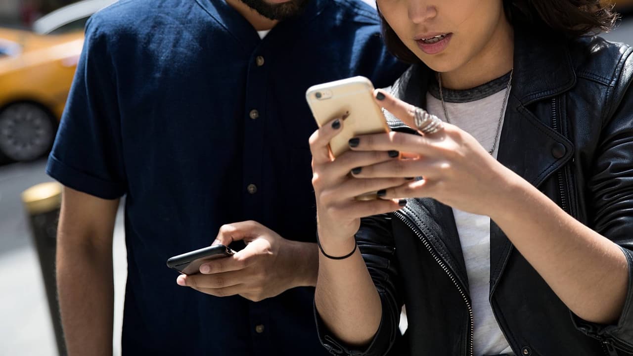 <h3 class="cms-H3-H3"><b>HB3: la ley que prohíbe que menores de 14 años tengan redes sociales</b></h3>
<br>
<br>El gobernador de Florida, Ron DeSantis, firmó también 
<b>una de las leyes más restrictivas de EEUU sobre el uso de redes sociales por parte de menores de edad.</b>
<br>
<br>La 
<b>l</b>ey HB3 prohibirá las cuentas de redes sociales a los 
<b>menores de 14 años </b>y requerirá que los 
<b>adolescentes de 15 y 16 años</b> solo puedan tenerlas con la autorización de sus padres.
<br>
<br>De acuerdo con la ley, las plataformas de redes sociales reguladas deben 
<b>cancelar todas las cuentas pertenecientes a menores de 14 años </b>y aquellas cuentas pertenecientes a adolescentes de 14 y 15 años, pero para quienes los padres o tutores no han dado su consentimiento. Además, permite a los titulares de las cuentas o a sus padres o tutores cancelarlas.
<br>
<br>
<a href="https://www.univision.com/local/miami-wltv/gobernador-florida-ron-desantis-firma-ley-prohibe-uso-redes-sociales-menores-de-edad" target="_blank">Más información.</a>
<br>