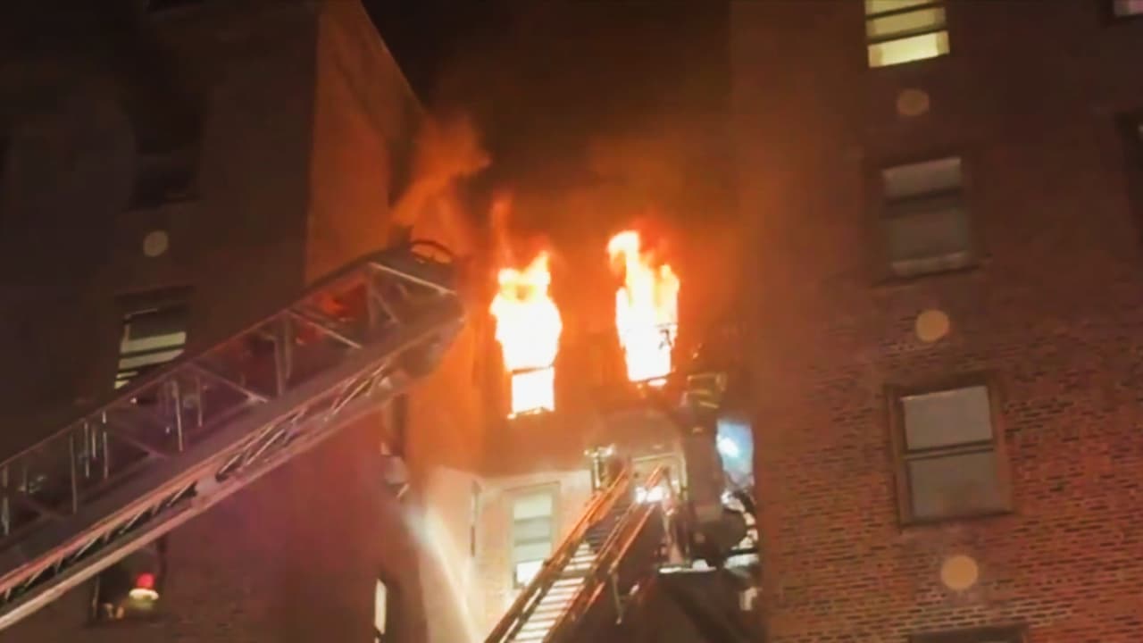 Investigaban el hallazgo de un cadáver y son sorprendidos por un incendio en un edificio de Brooklyn