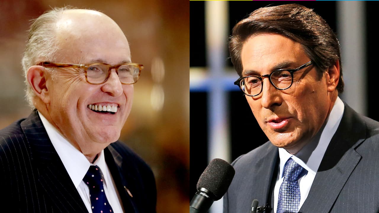 <b>La defensa. </b>El presidente tendrá un equipo de abogados que se encargará de intentar rebatir los argumentos de los artículos. Entre ellos estarían probablemente Rudy Giuliani (a la izq), quien también está involucrado en la investigación porque se entrevistó con funcionarios ucranianos (según él por orden del secretario de Estado, Mike Pompeo) y Jay Sekulow, quien lideró la defensa de Trump en el Rusiagate. En sus dos años en el poder, Trump ha armado un nutrido equipo legal.