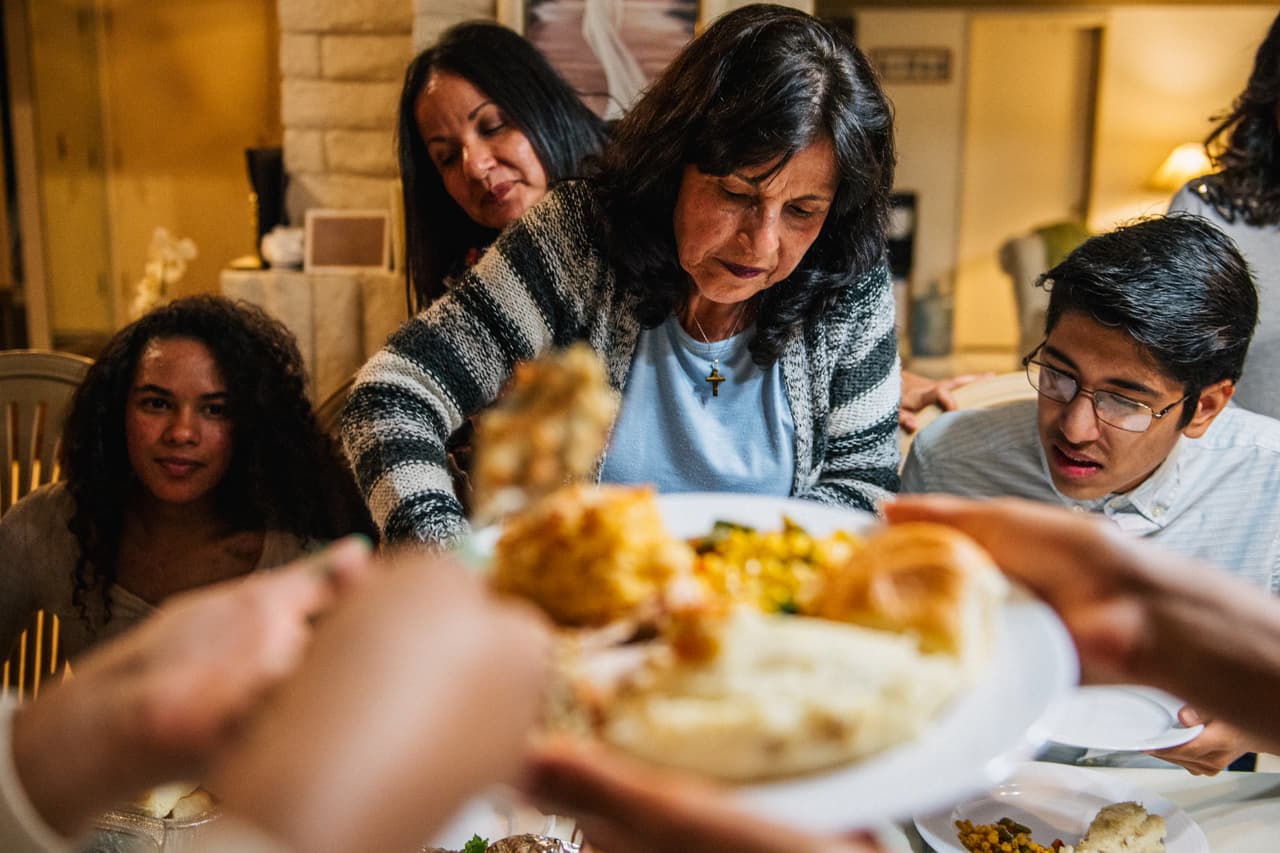 ¿Quieres una cena de Thanksgiving para cuatro por menos de $60?, sigue estos consejos 