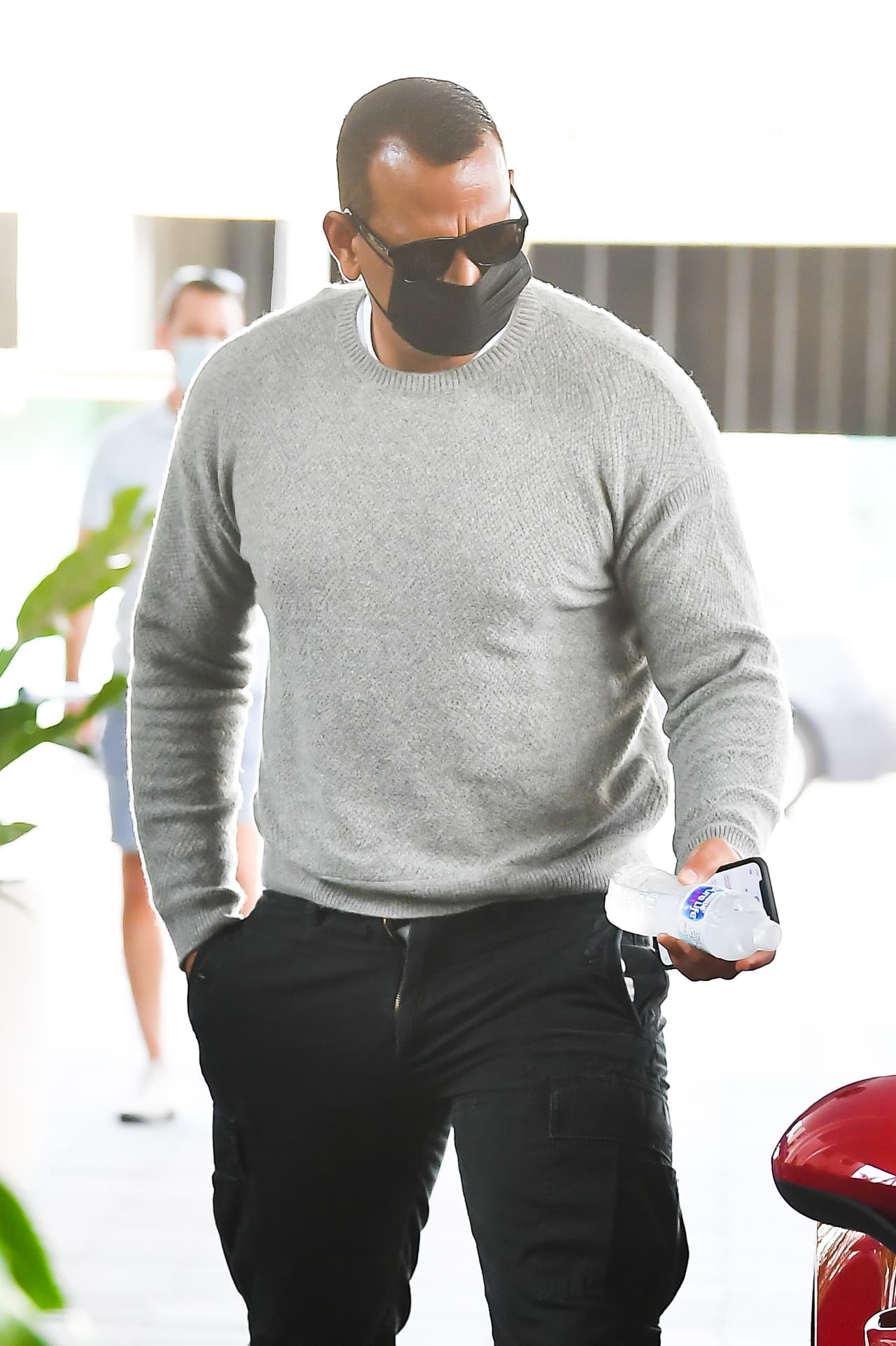 La periodista le cuestionó si había vuelto a la soltería y el exdeportista fue claro: 
<b><a href="https://www.tmz.com/2021/03/13/alex-rodriguez-arod-jennifer-lopez-jlo-still-together-video/" target="_blank">"No (no estoy soltero)"</a></b>, según evidenció TMZ, quien publicó un video del momento en que la exestrella de los Yankees contestó. 
<br>