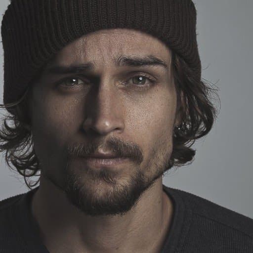 Por lo visto no sólo heredó la vena actoral para fortuna de todas las mujeres, pues tanto padre como hijo son unos galanes de ojos verdes y todos unos rompecorazones.