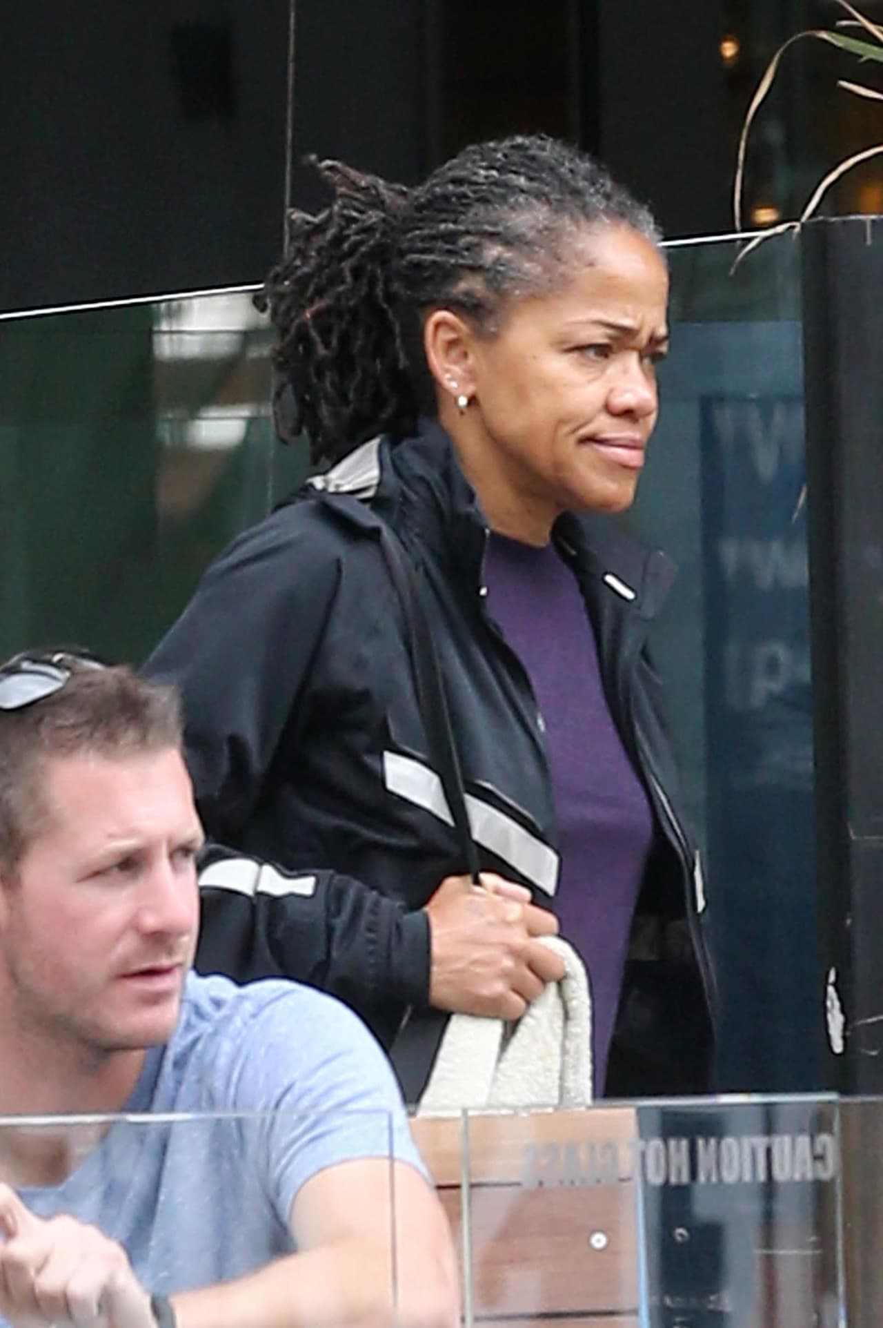 Mientras el resto de la familia de la duquesa sigue causando 
<b><a href="https://www.univision.com/entretenimiento/escandalos-de-los-markle-tenian-a-la-familia-real-con-los-pelos-de-punta-confiesa-camilla%3FlayoutType=flex?layoutType=flex">escándalos</a></b>, Ragland y su discreción son un respiro para la realeza, pero también un gran signo de pregunta para los seguidores que siguen preguntándose cuál será su futuro.