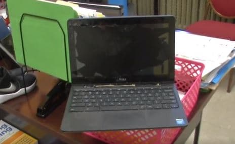 Algunas de las computadoras portátiles quedaron destruídas dentro de las aulas.