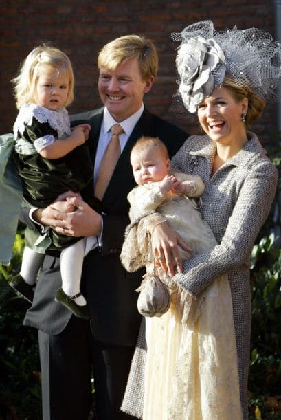Catharina-Amalia es la hija del rey Willem Alexander y su esposa la reina Máxima. Willem ascendió al trono en 2013, luego de la abdicación del trono por parte de su madre, la reina Beatriz.La princesa de Orange, la mayor de tres hermanas, a sus 11 años va a un colegio público, practica judo, jockey, le encanta la actividad hípica y habla perfectamente holandés, español e ingles.Y aunque sus apariciones públicas por el momento son limitadas, sus papás se aseguran de incluirla en las actividades tradicionales y necesarias para su formación como futura reina.