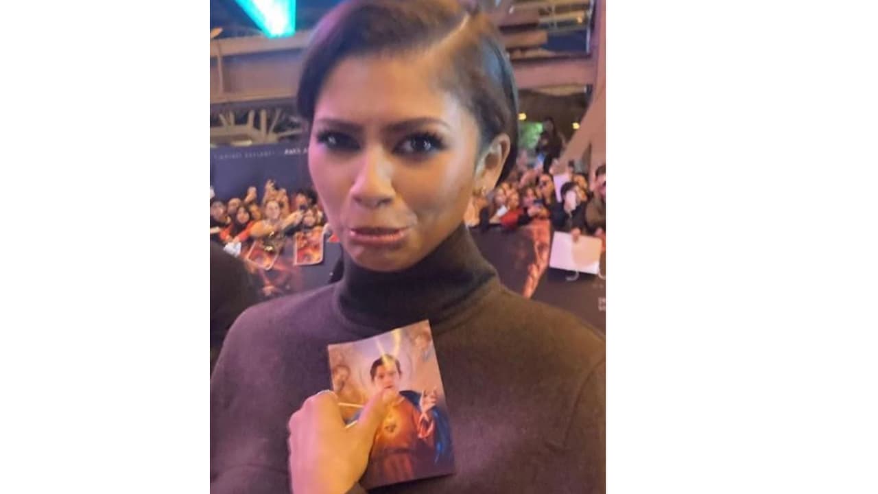 Zendaya posa con su estampita religiosa.