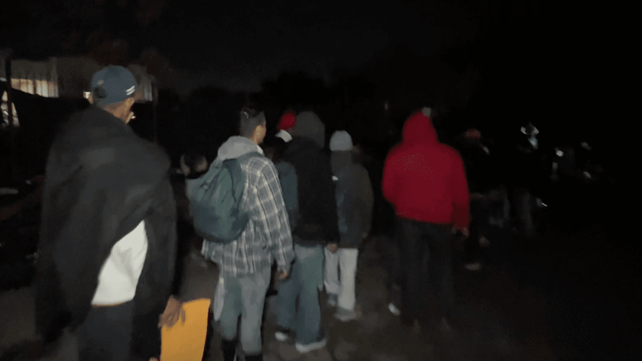 Así hacen fila varias personas para poder alcanzar algo de comida de voluntarios que acuden para ayudarles. Algunos de ellos no se esperaban con estas condiciones al llegar a Estados Unidos, mencionan.