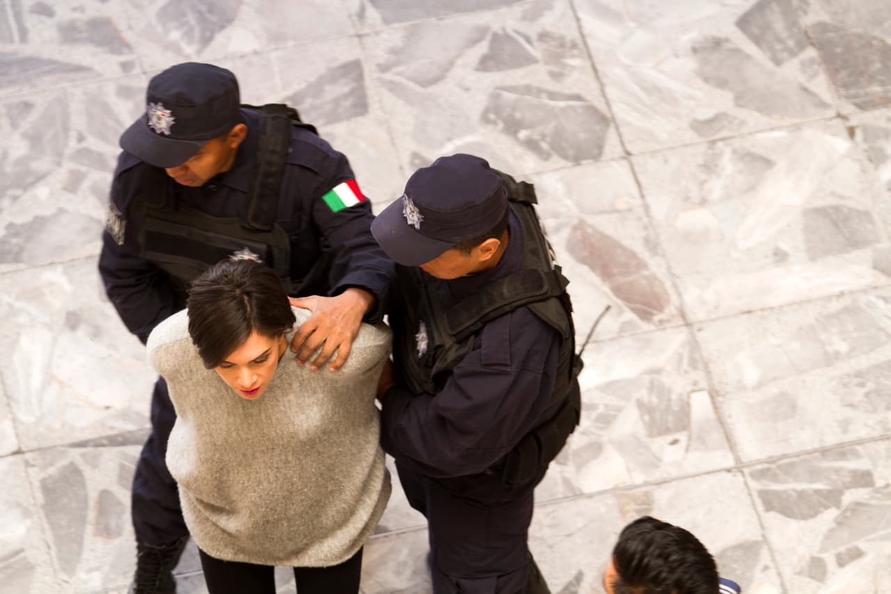 De inmediato fue arrestada por los agentes de la policía federal.