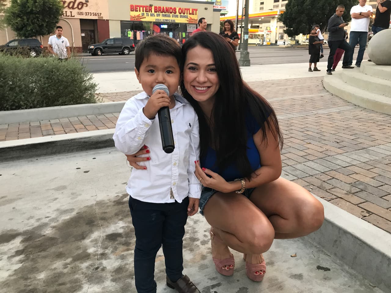 El Bueno, La Mala y El Feo llenaron las calles de seguidores de Christian Nodal para su primer encuentro con sus fans en la ciudad de Los Ángeles.
