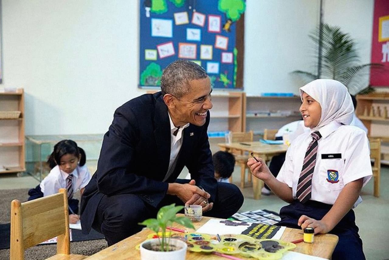 <b>Política sobre</b>
<b>Refugiados.</b> “Hablando con una joven refugiada en un salón de la Fundación para la dignidad de los niños, en 2015”, escribió Souza en momentos cuando continúa la polémica por el veto de Trump a ciudadanos de siete países musulmanes.