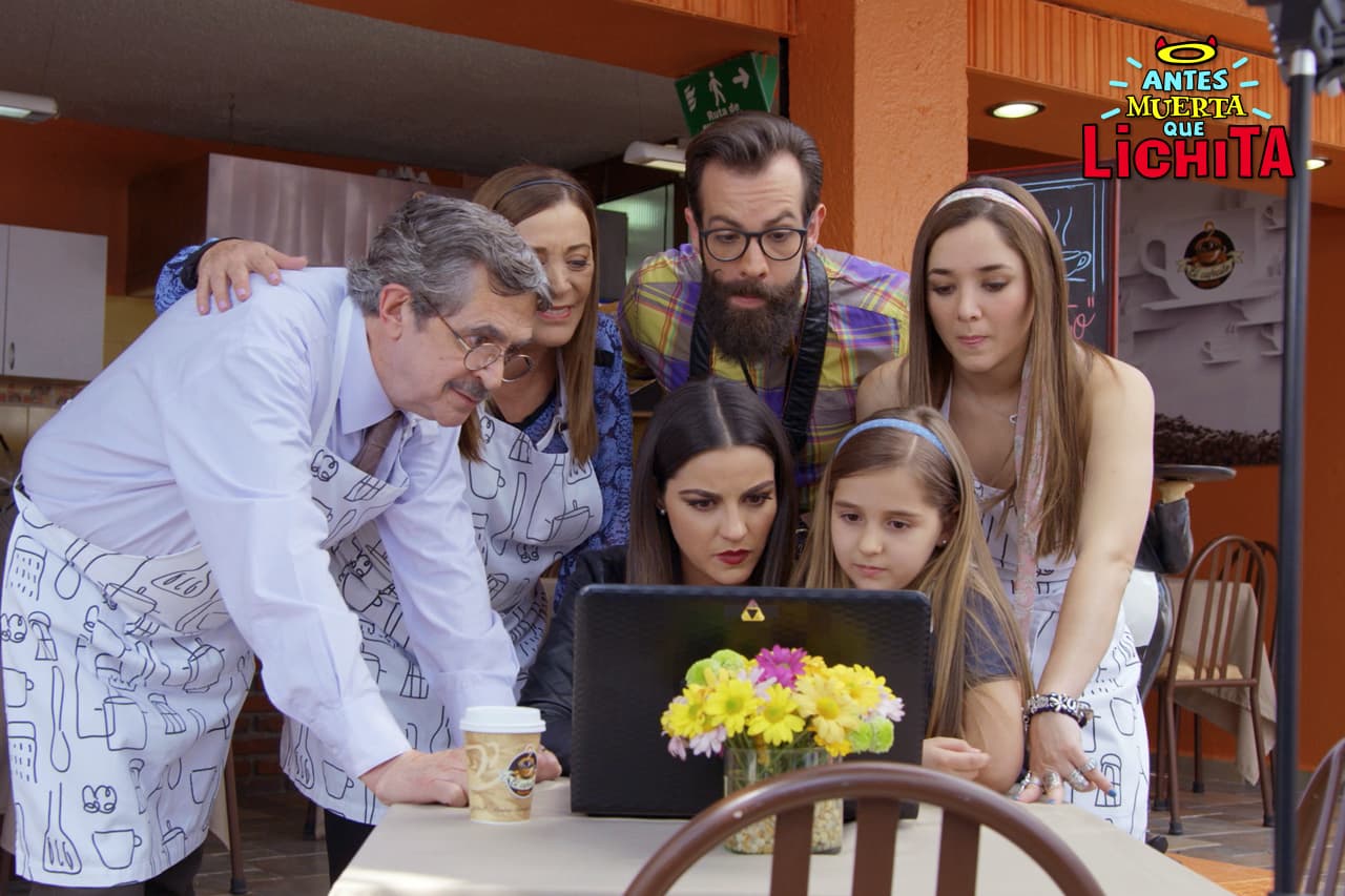 Alicia y Braulio deciden hacer una campaña publicitaria para impulsar las ventas de “El Cafecito”.