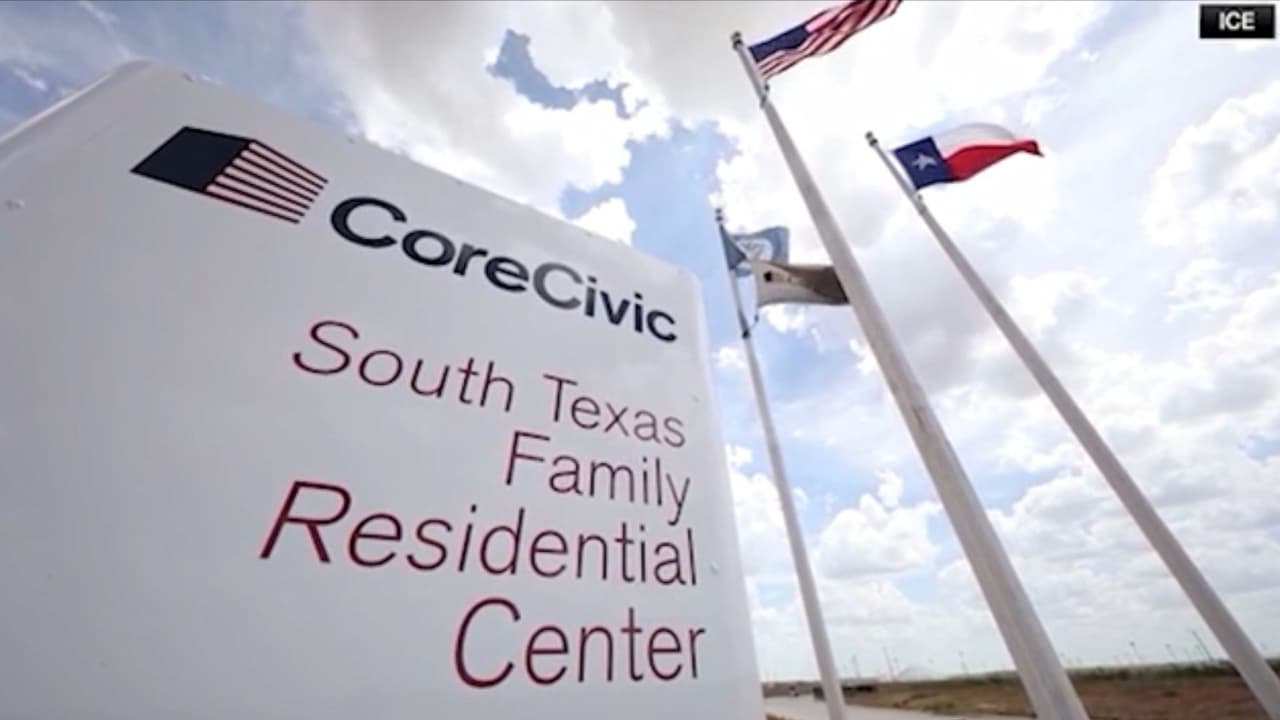 El 
<b>Centro de Procesamiento de Inmigración de Dilley</b>, ubicado a poco más de una hora al sur de San Antonio, Texas, es una de las instalaciones que ha alojado a miles de familias migrantes bajo custodia de 
<b>ICE </b>desde su construcción en 2014, originalmente diseñado para albergar hasta 2 400 personas en un solo complejo familiar.