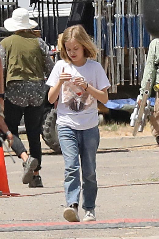 La pequeña parece acostumbrada al intenso trabajo que realiza su madre en la locación, pues se le puede observar relajada.