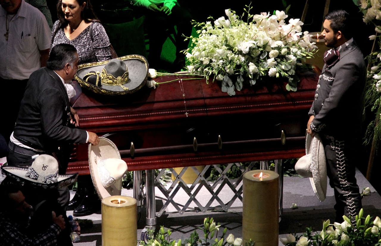 Un sombrero tradicional mariachi sobre el ataúd con los restos de Fernández. Las reacciones populares comenzaron desde el mismo momento que se supo la noticia de la muerte del ídolo, cuando decenas de mexicanos salieron a las calles en la capital de Jalisco y también en la Ciudad de México.