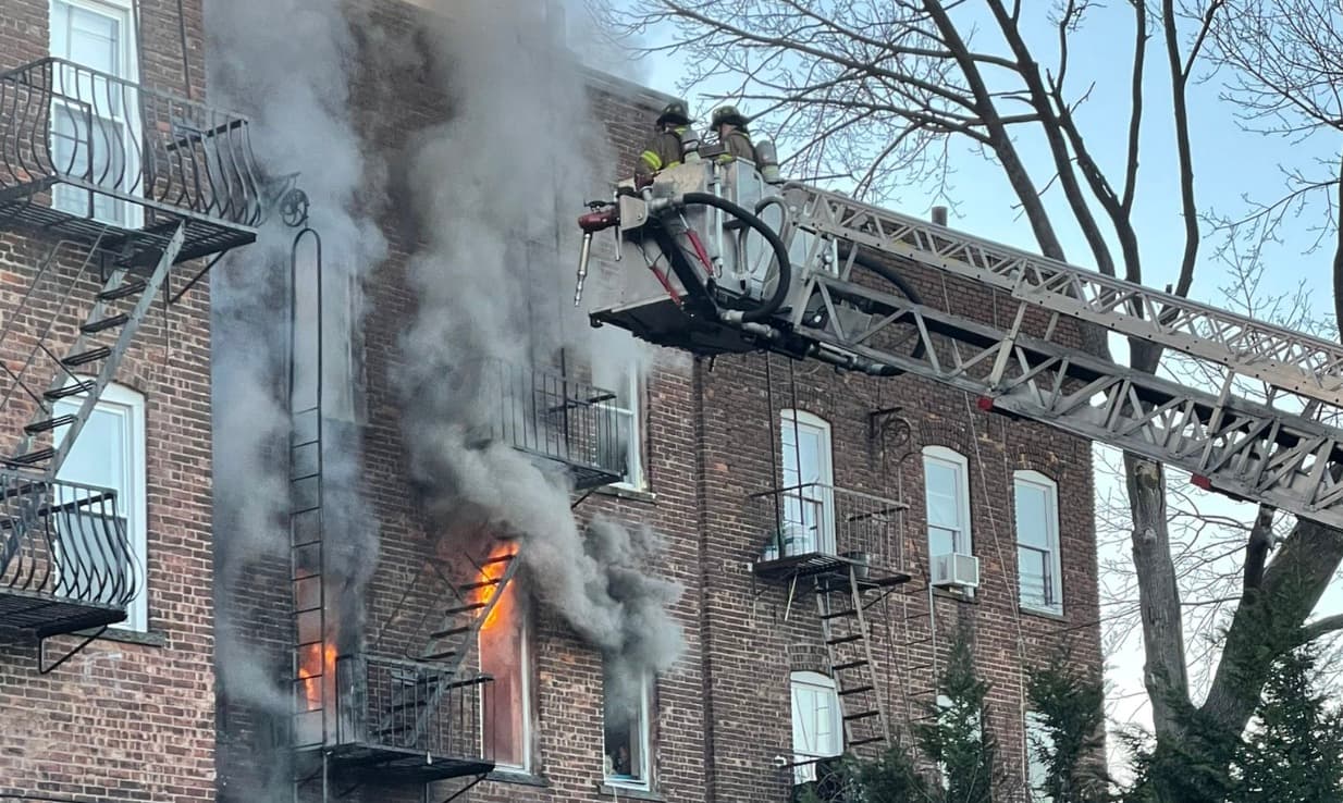 Incendio de 4 alarmas consume un edificio de apartamentos en Nueva Jersey