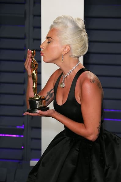 Lady Gaga recibió la codiciada estatuilla dorada a la Mejor canción por 'Shallow', en 'A Star is Born'.