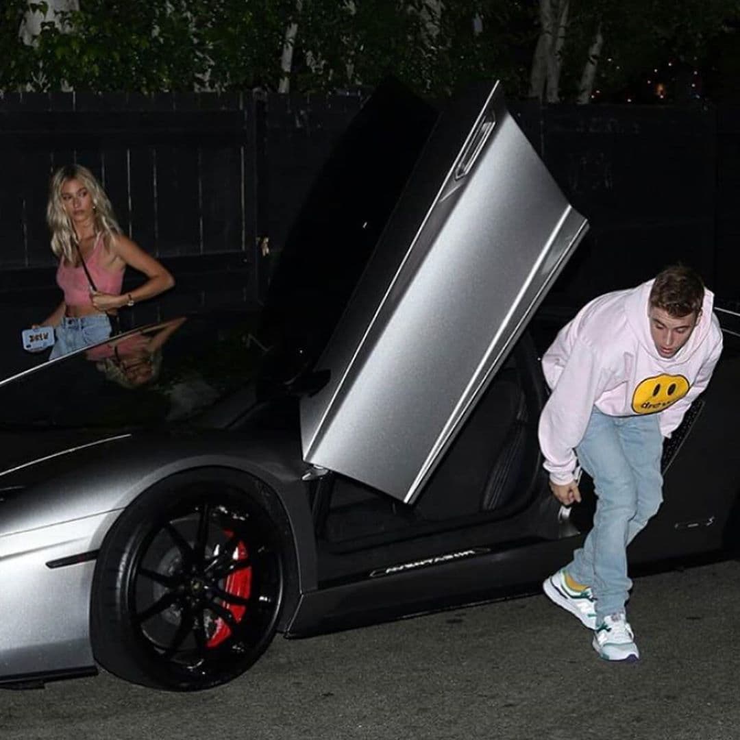 Desde ahí comenzaron los rumores de una posible relación entre Bieber y Baldwin, pero la encargada de aclarar el status de su estado civil fue la joven, quien en ese entonces tenía 18 años.