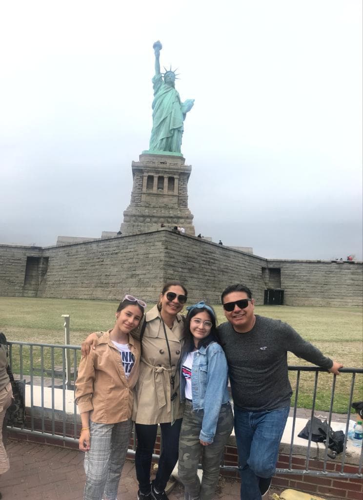 "Sientes esa carga y esa culpa. Dices: 'ellos qué culpa tienen'", contó la enfermera a Lourdes Stephen. Por fortuna, Haydee y su familia lograron superar la enfermedad.