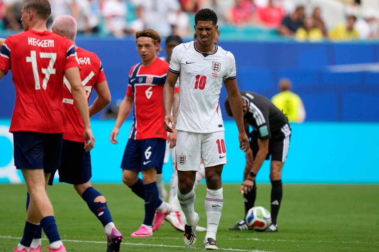 Jude Bellingham, de Inglaterra, reacciona tras recibir una falta durante el partido de cuartos de final de la Copa Mundial de Fútbol entre Noruega e Inglaterra en Miami Gardens, Florida, el sábado 11 de julio de 2026.