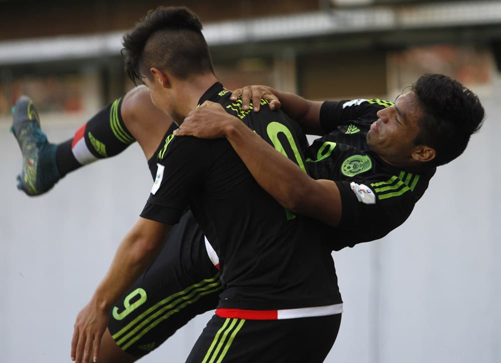 Con una llave al muy estilo de la lucha libre mexicana, Aguiire celebraba el gol que los acercaba a los Cuartos de Final.