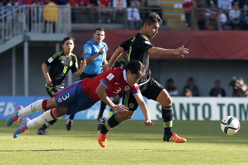 El cuadro local poco a poco perdía fuerza en el partido, los ataques de México fueron superiores a los de su rival.