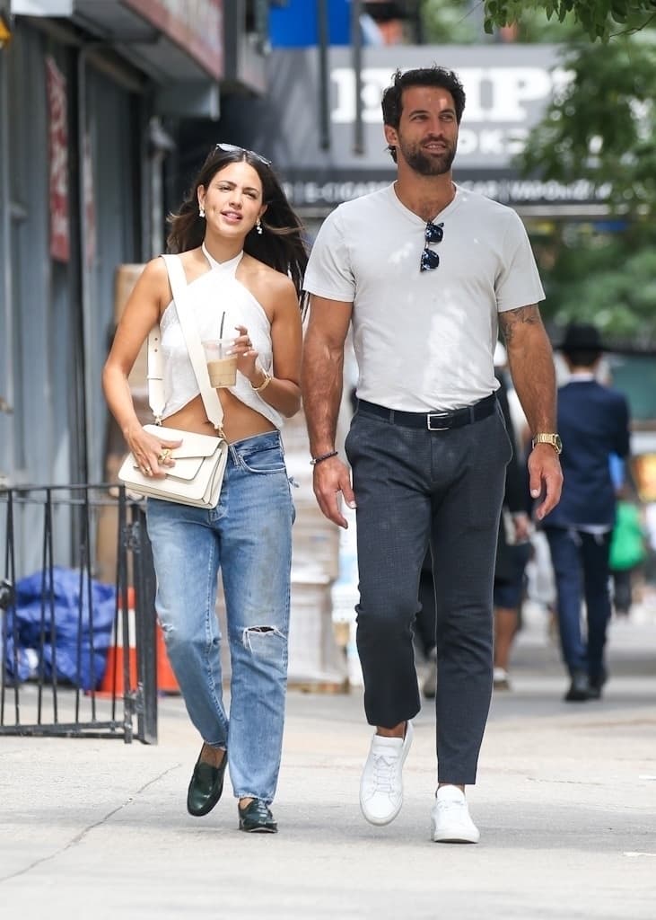 Aunque la estrella de ‘I Care A Lot’ nunca habló públicamente de su noviaazgo, sí llegó a publicar fotografías con él en su cuenta de Instagram. Según diversos medios, su romance duró alrededor de 7 meses, pues se supo de este en mayo del 2021.