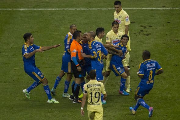 Tras el segundo gol azulcrema, Damián Álvarez perdió la cabeza, e intento dar un puñetazo en contra de un jugador americanista, por lo que el árbitro Paul Delgadillo le mostró la tarjeta roja.