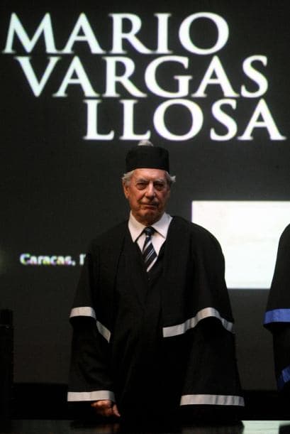 El escritor peruano Mario Vargas Llosa, autor de "La ciudad y los perros", cuyo compromiso político le llevó a presentarse a la presidencia peruana en 1990, fue galardonado con el Premio Nobel de Literatura por una obra en la que retrata "las estructuras del poder".