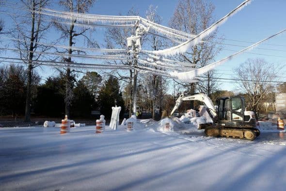Ni los cables de electricidad se libran de las fuertes nevadas, tal y como lo demuestra José Mendoza.