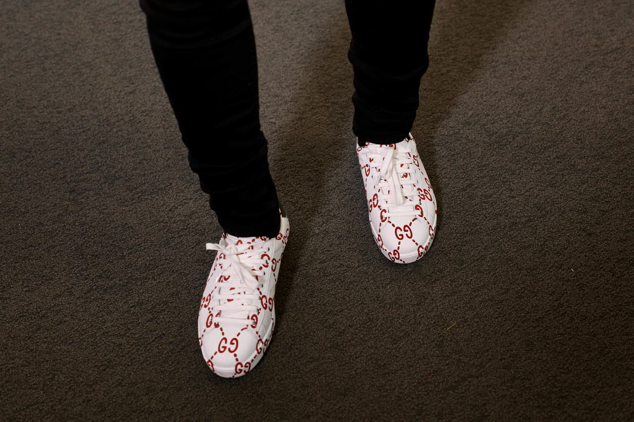 Así es, sus tenis también llevan el famoso logotipo.