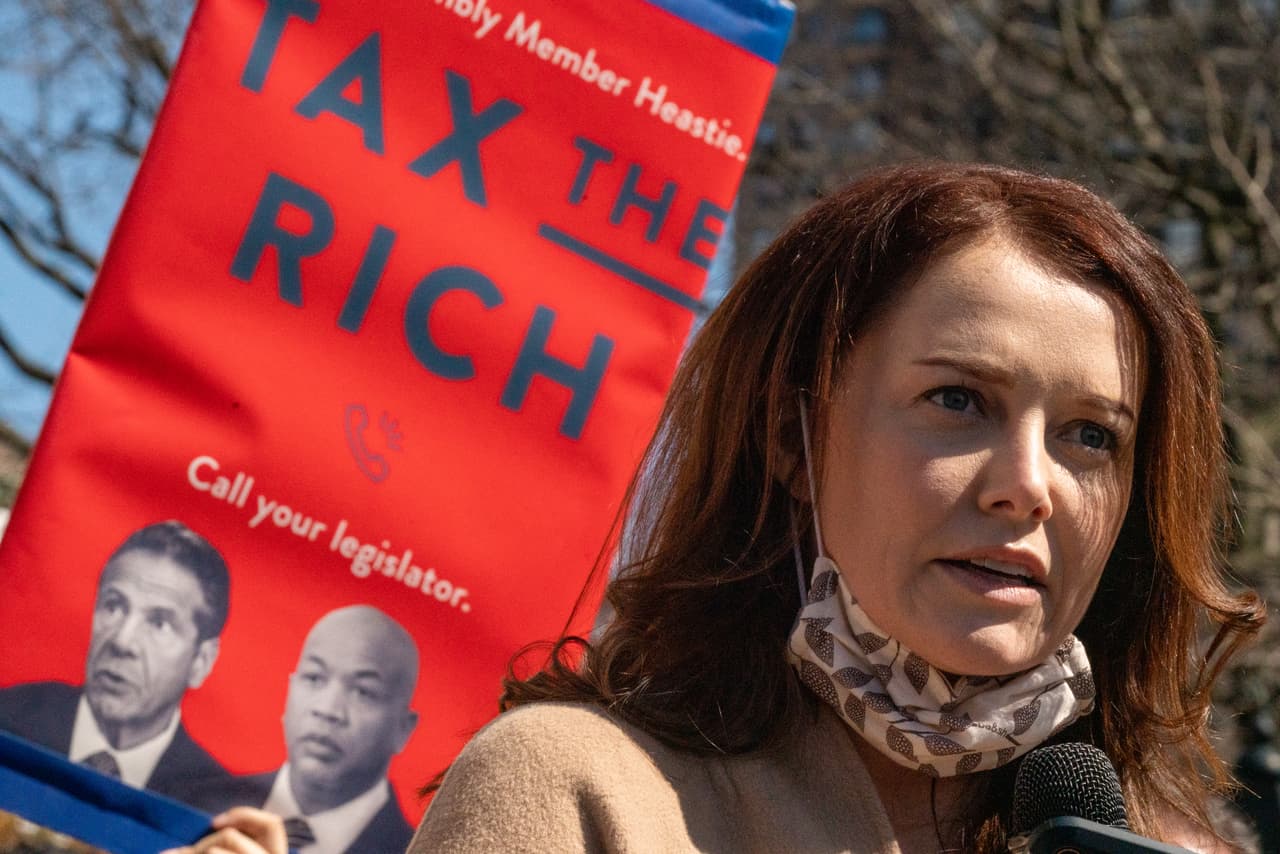 La primera mujer que acusó públicamente a Cuomo de acoso sexual demandará al gobernador y a su personal: informe