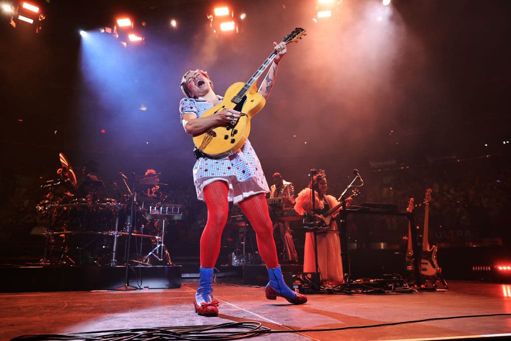 En diciembre de 2020 Harry posó en la revista 'Vogue' usando faldas y vestidos en su sesión de fotos: “Me gusta jugar con la ropa. Nunca pensé demasiado en lo que significa, simplemente se convierte en esta parte extendida de la creación de algo”.