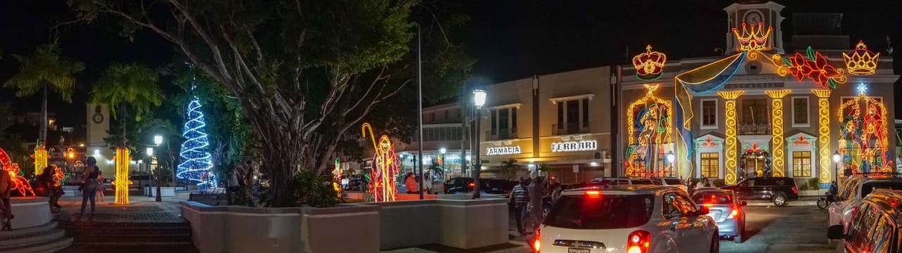 El Municipio de Aguadilla realizó el primer encendido navideño municipal, el cual iluminará diferentes sectores del mencionado pueblo costero con estampas alusivas a la navidad.