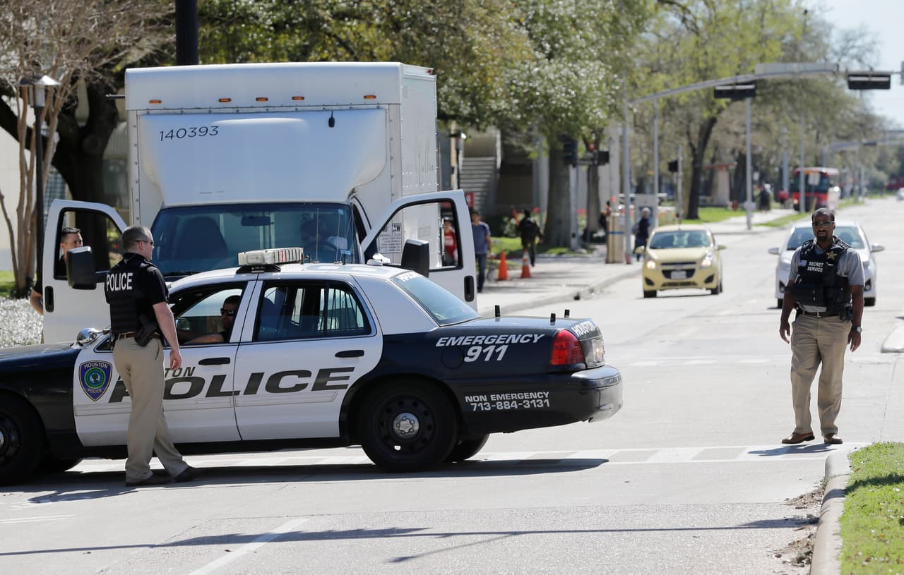 Hallan a una mujer muerta en un automóvil tras ser baleada en el suroeste de Houston