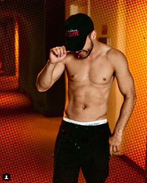 Y aunque no es tan musculoso, el cantante luce bien y en forma sin playera.