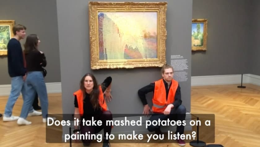 Dos activistas del grupo Last Generation después de arrojar pure de papa al cuadro “Les Meules” de Monet en el Museo Barberini de Potsdam, en el este de Alemania el 23 de octubre de 2022.