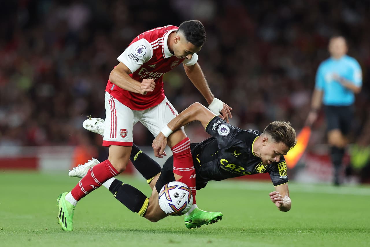 Arsenal superó por 2-1 al Aston Villa.