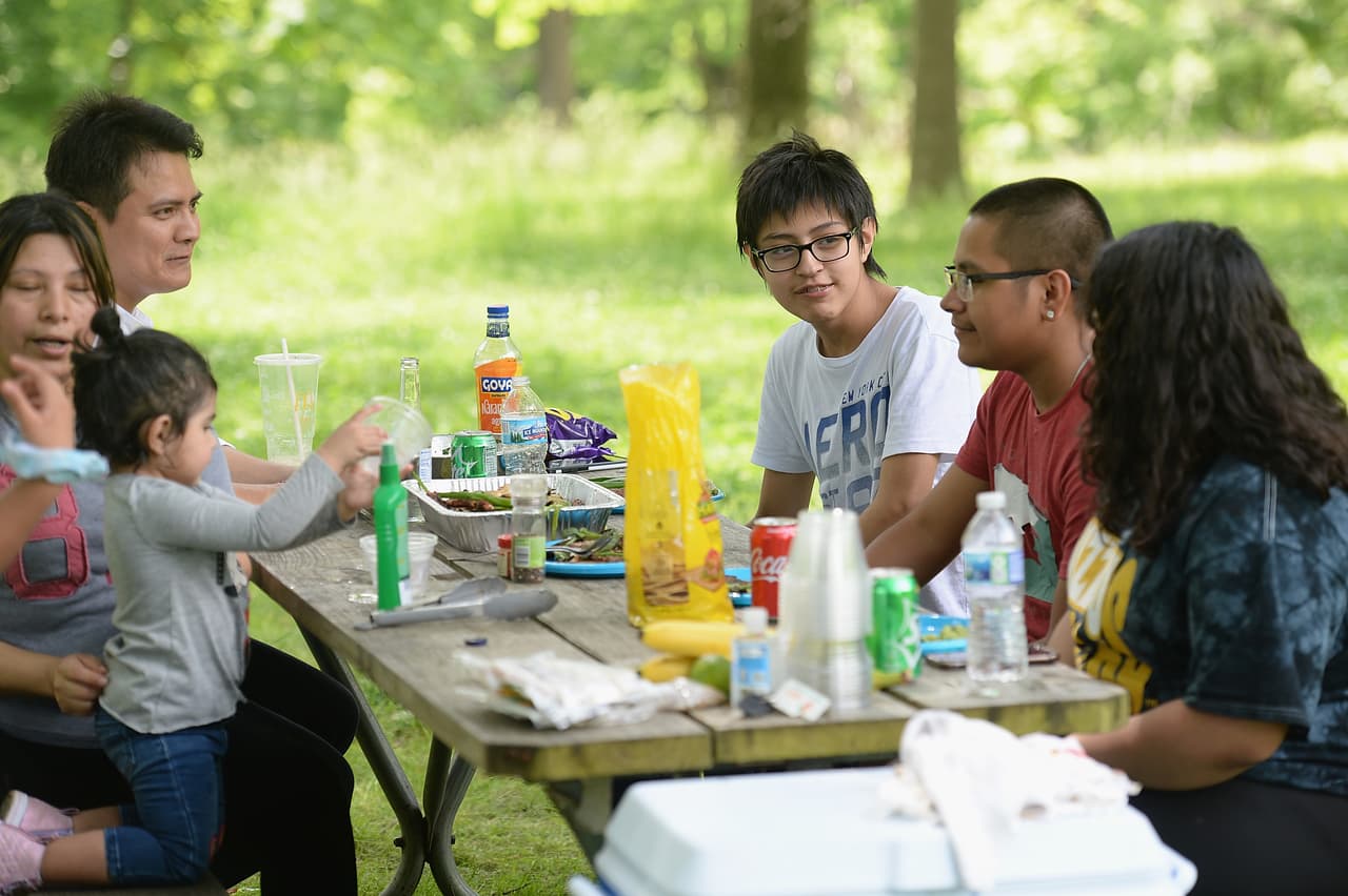 <b>Vayan a comer en familia</b>. Si bien es muy probable que los mejores restaurantes estarán a reventar durante el fin de semana, en el área de Atlanta (y otras zonas)
<b><a href="https://discoveratlanta.com/stories/things-to-do/celebrate-mothers-day-in-atlanta-with-brunch-and-gifts/">encontrarás ofertas y opciones que te ayudarán a consentir a mamá</a></b>. Como plan “B” quizá te toque pedir para llevar y preparar un picnic o -si eres bueno con la parrilla- utilizar la ocasión como excusa para armar la celebración en casa.