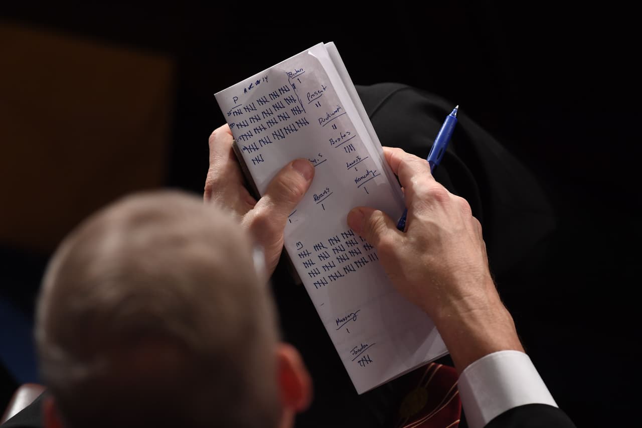 Uno de los presentes en la sesión llevaba el conteo de los votos de los representantes demócratas y republicanos.