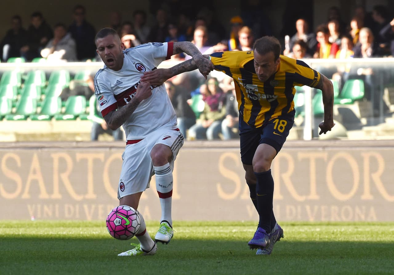 Milan cayó 2-1 en el campo del Verona, que no pudo evitar su descenso a Serie B