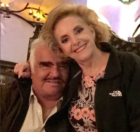 Como dice la canción 'Como han pasado los años...' y ellos sigue juntos y muy enamorados.