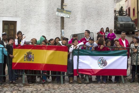 Las personas esperan en la calle para la llegada de los reyes de España en Zacatecas.