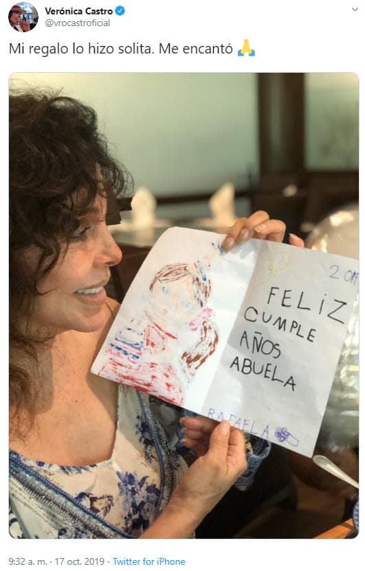 La niña de 5 años le hizo un dibujo como regalo de cumpleaños con la frase"
<b>Feliz cumpleaños abuela</b>". 'La Vero' compartió la imagen y escribió "Mi regalo lo hizo solita. Me encantó".