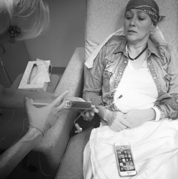Recibiendo quimio en el hospital.