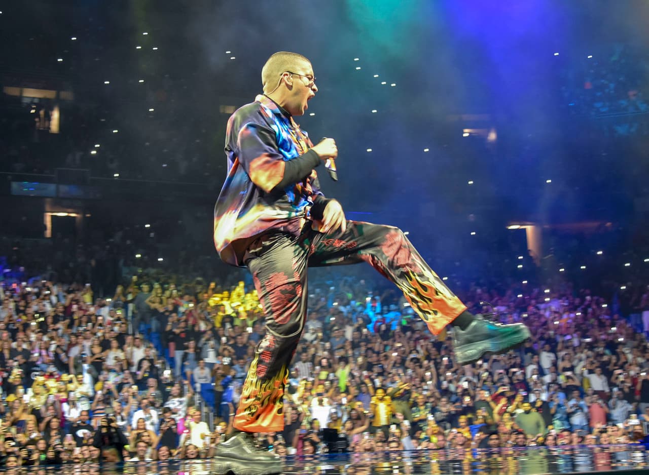 <b><a href="https://www.univision.com/temas/bad-bunny" target="_blank">Bad Bunny</a></b> ganó el reconocimiento como 
<b>el Artista Latino del Año</b>. Compitió contra Daddy Yankee, J Balvin, Ozuna y Maluma, pero no asistió a la ceremonia por estar cumpliendo con 
<b><a href="https://www.univision.com/famosos/bad-bunny-arranca-gira-mundial-en-su-natal-puerto-rico-junto-a-j-balvin-becky-g-y-wisin-y-yandel-fotos" target="_blank">conciertos de su nueva gira</a></b>.