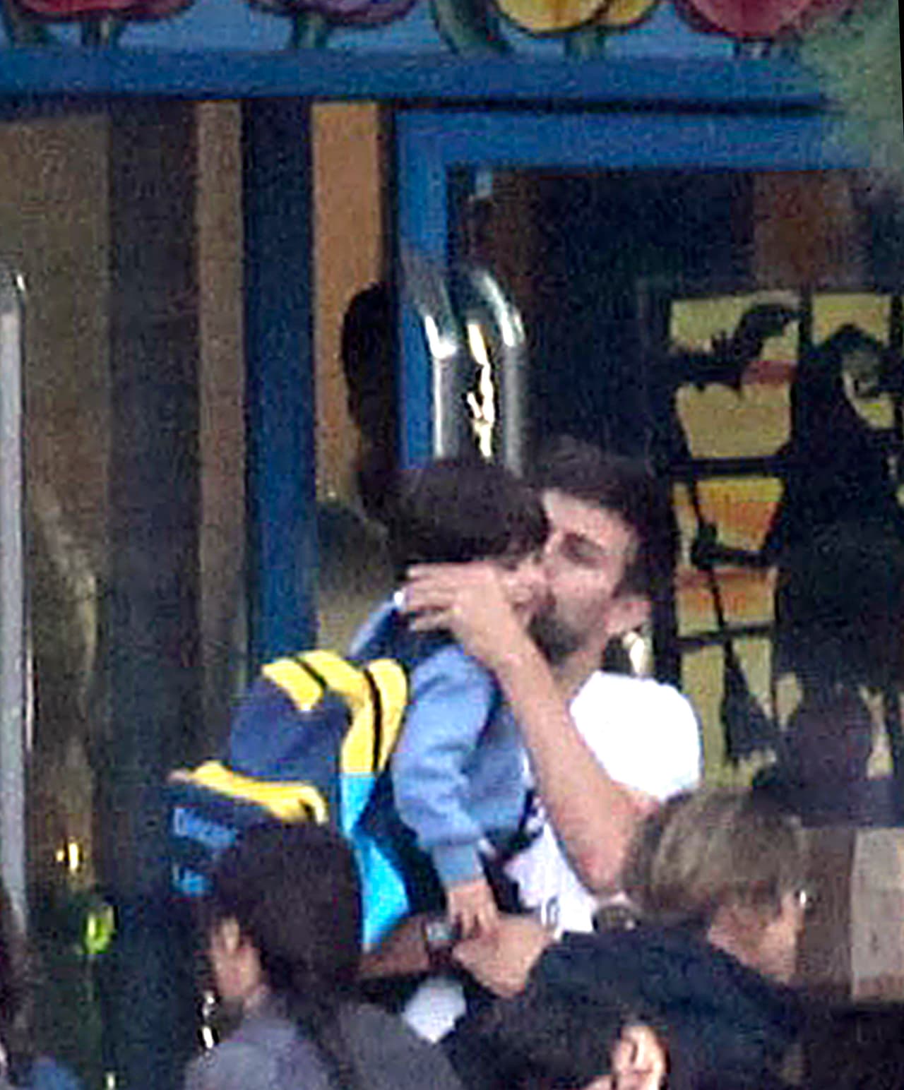 ¡Lo llena de besitos!